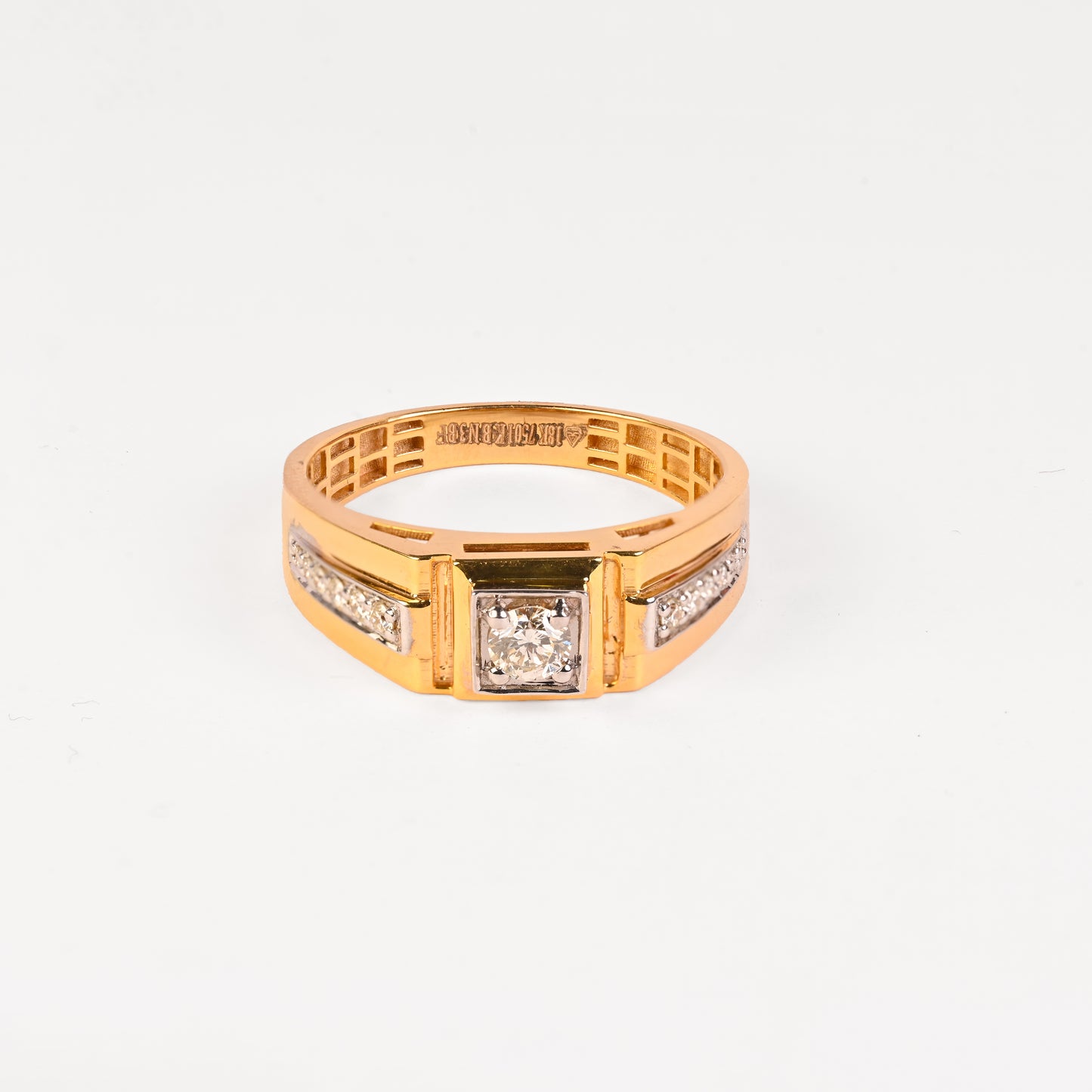 Magic Traditional Shimmering Diamond Ring