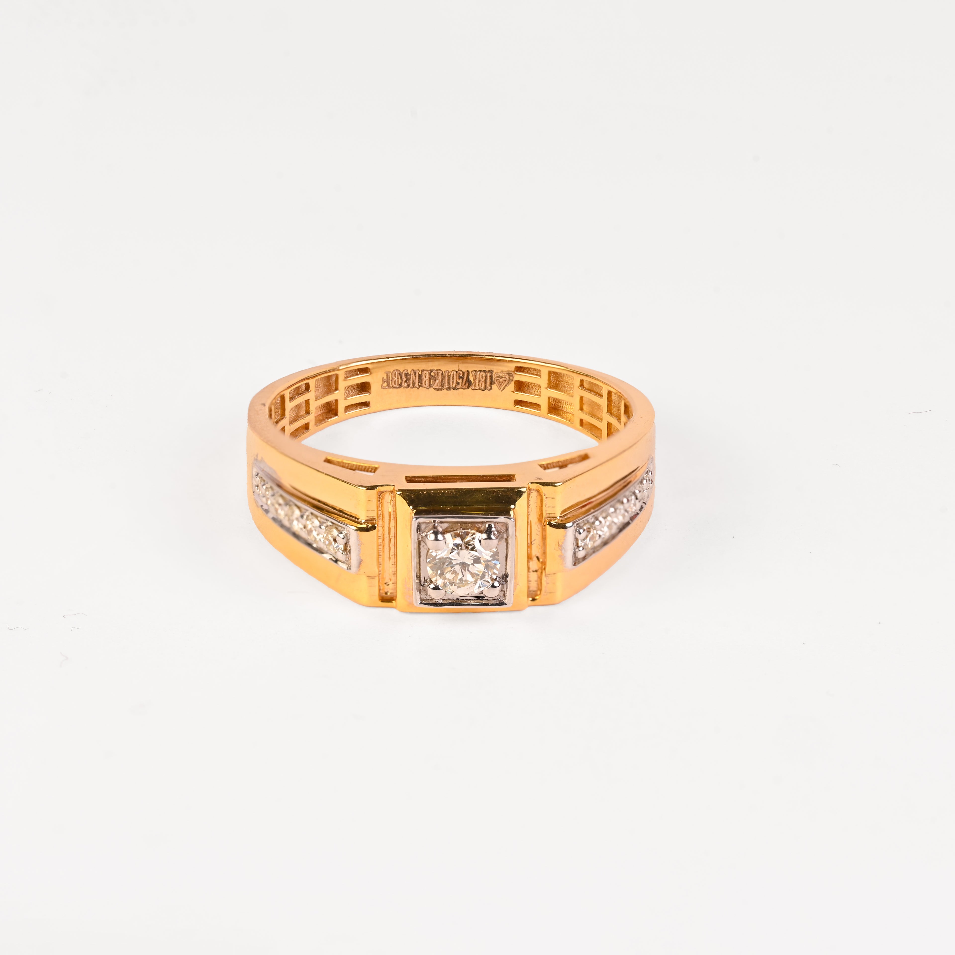 Magic Traditional Shimmering Diamond Ring