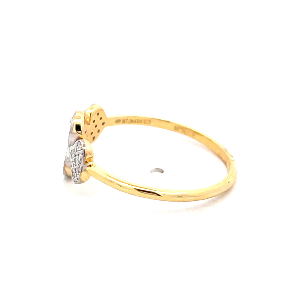 Yellow Gold ringe with Heart-Shaped Diamond Accents
