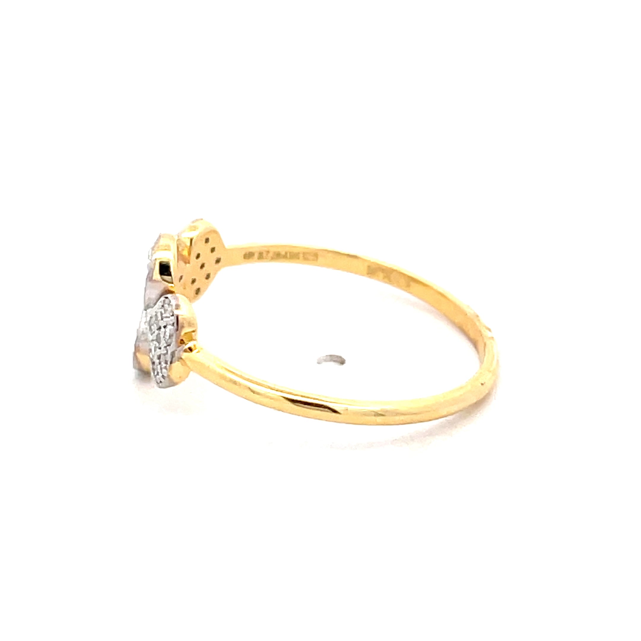 Yellow Gold ringe with Heart-Shaped Diamond Accents